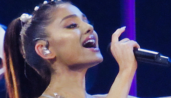 Ariana Grande ismeretlen hekkerek ellen perel a kiszivárgott anyagok miatt