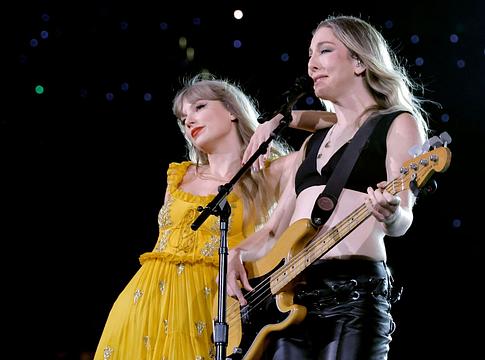 Este Haim szilveszterkor mondta ki az igent Jonathan Levinnek