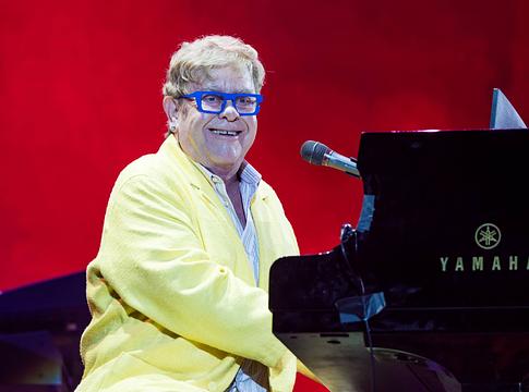 Elton John visszatért: 70 000 rajongó előtt lépett fel a szingapúri Forma–1-en