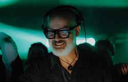 Simon Field a house szabályait borogatja a Dangerrel