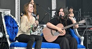 Lucy Dacus Julien Bakerrel vitte színpadra a Bullseye-t az Outside Landsen