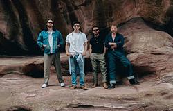 Mumford & Sons és Hozier közös dala, a „Rubber Band Man” új fejezetet nyit a brit folk-rockban