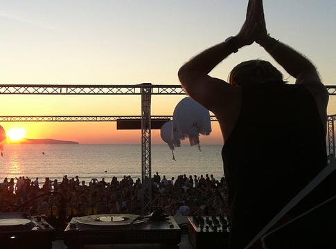 Ibizán 300 ezer eurós bírság vár az illegálbulira – Sven Väth keményen bírál
