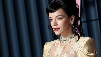 Hét év után tért vissza a színpadra Lily Allen – elindult a „West End Girl” turné