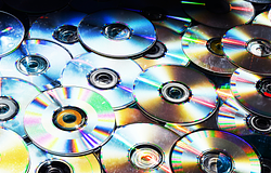 Felfüggesztett börtönt kapott az illegális mix-CD-k árusítója