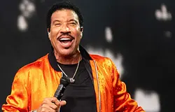 Lionel Richie hangvédjegyet kér négy híres sorára