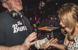 Így kérj számot egy DJ-től, ha azt szeretnéd, hogy valóban le is játssza