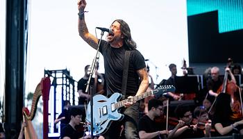 Szimfonikus zenekarral játszott a Foo Fighters a Hollywood Bowlban