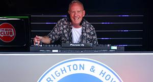 Fatboy Slim rögtönzött szettet játszott a brightoni antifasiszta felvonuláson