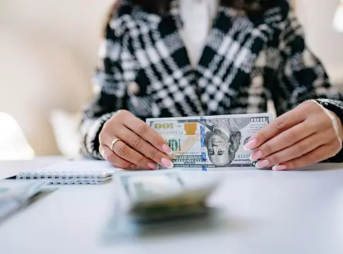 8 pénzügyi lépés, amit már az első fizetésedtől érdemes követni