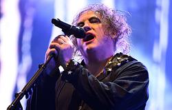 Robert Smith durván nekiment a FIFA félidei show-jának