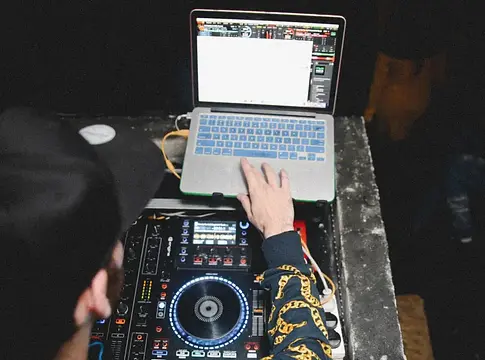 Az AI már segít a DJ-knek, de a pult mögött továbbra is az ember dönt
