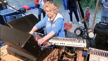 63 évesen robbant be az Awakeningsre Tunegirl