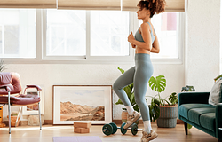 Stílusos és hatékony otthoni edzés – így alakíthatod át a nappalid mini edzőtérré