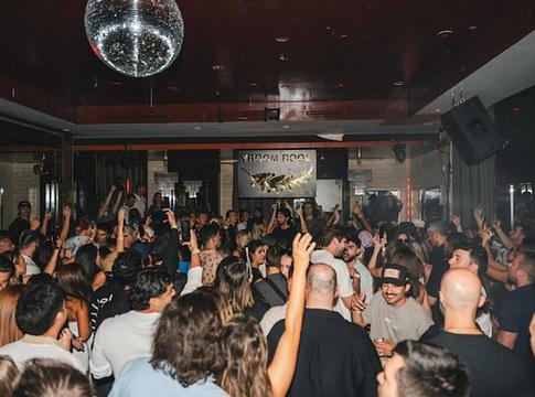 VROOM ROOM 2026: Az exkluzív motorsport–zenei afterparty sorozat egész Amerikát meghódítja