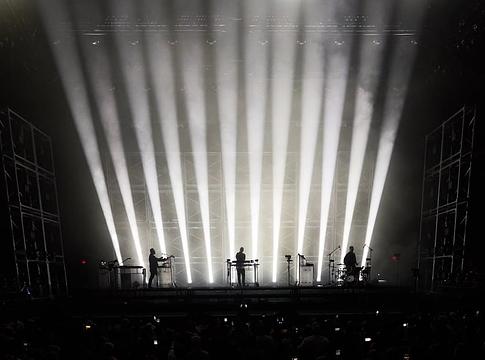 Botrány a RÜFÜS DU SOL Rose Bowl-koncertjén: nőt támadtak meg az esemény végén