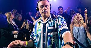 Purple Disco Machine egy hónapra leáll: fülzúgás és hirtelen hallásvesztés miatt töröl fellépéseket