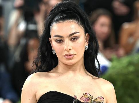 Charli XCX erotikus klippel vezeti fel új albumát