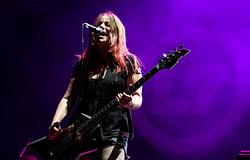 Súlyos betegséggel küzd az L7 basszusgitárosa, Jennifer Finch