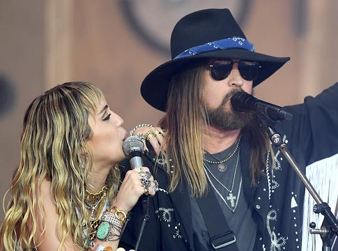 „Csak Miley” – Billy Ray Cyrus támogatja lánya új művésznevét