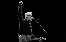 Billy Bragg dallal állt ki Minneapolis mellett