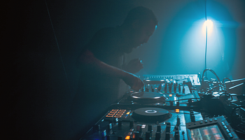 Rövidülő trekkek, kapkodó mixek: így gyúrja át a streaming a DJ-színteret