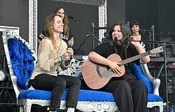 Lucy Dacus és Julien Baker együtt énekelte a Bullseye-t az Outside Landsen