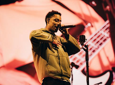Loyle Carner J.K. Rowlingtól és a szélsőjobbtól is elhatárolódott Readingben