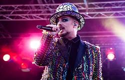 Boy George kirúgással fenyegeti zenészeit, ha nem játsszák pro‑Israel dalát, a We Will Dance AgAIn-t