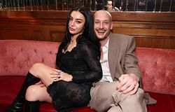 Charli XCX és George Daniel meglepetés In Conversation esttel és DJ-afterpartival lepték meg Londont