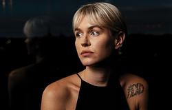 KI/KI érzelemből energiát épít a „Can’t Stop Loving You” című új kislemezen