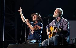 Eddie Vedder az utcán búcsúzott Glen Hansardtól Dublinban