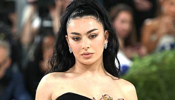 Charli XCX: itt a Wink Wink, merész klippel