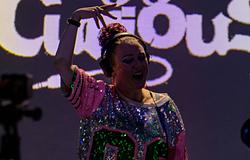 Lizzie Curious, Charlie Big és Shanie új klubfegyvere: Rub Ah Dub