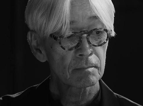 Szeptemberben érkezik Ryuichi Sakamoto önéletrajza, a Music Sets You Free