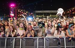 Több ezer telefon szólalt meg egyszerre a Boomtownon a brit vészhelyzeti riasztás miatt