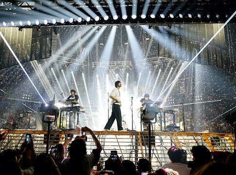 Tame Impala látványos show-val indította 2025-ös amerikai turnéját Brooklynban