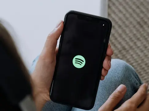 Megosztott elemzői vélemények a Spotify jövőjéről 2026 előtt