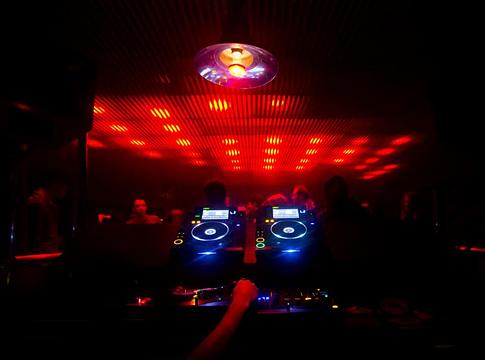 Miért tartják a legnagyobb DJ-k legendásnak a Jaeger klub DJ-pultját?