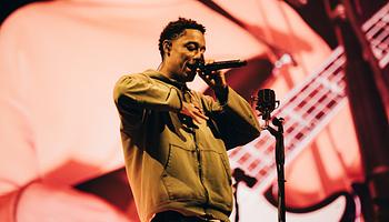 Loyle Carner J.K. Rowlingtól és a szélsőjobbtól is elhatárolódott Readingben
