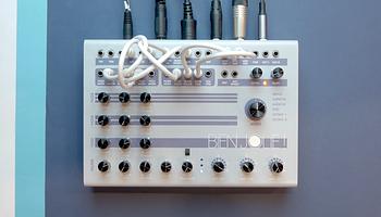 Glou-Glou Bien Jolie: Benjolin-szellemiségű analóg szinti és gitáros FX egy pedálban