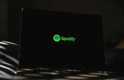 A Spotify idén több mint 50 millió AI-szemétzenét szűrt ki az ajánlásokból