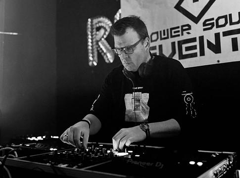 Vinyl kontra digitális: miért választják a DJ-k még mindig a lemezeket?