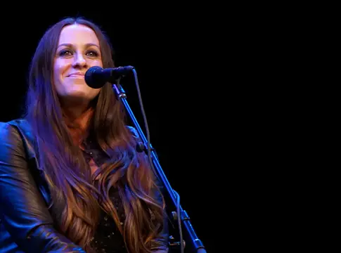Alanis Morissette zsarolással vádolja volt turnémenedzserét
