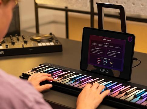 AI-alapú zongoratanulás: a ROLI új Zenei Edzője valós időben tanít technikát