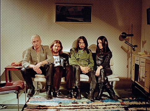 Wolf Alice feldolgozta a The Roches Hammond Songját, Julia Cumming és Bria Salmena közreműködésével