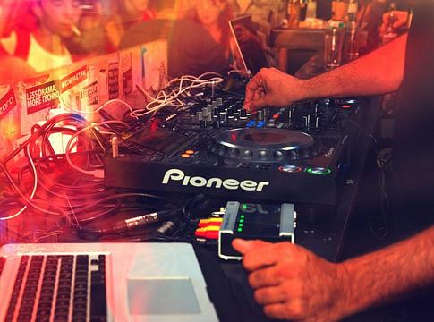 A CDJ-3000 új frissítése törölte a DJ-k lejátszási listáit – komoly felháborodás a klubvilágban