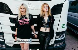 Lambrini Girls és a Music Declares Emergency klímás merch-kollekciót dobott piacra
