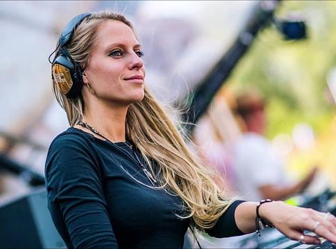 Nora En Pure különleges élete és közelgő budapesti fellépése