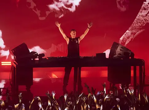 Armin van Buuren bakelitre vált az új ibizai rezidenciáján